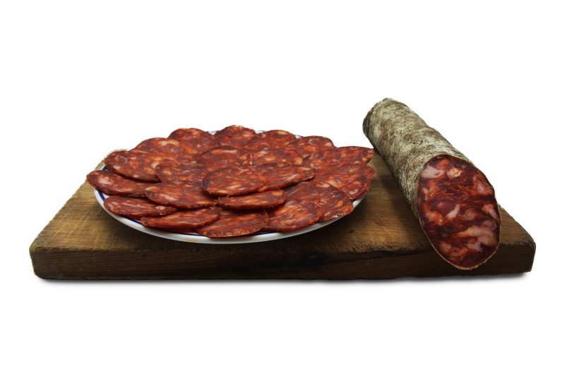 Chorizo Ibérico de Bellota sobre tabla de jamonera - Jamones y Embutidos El Rubio