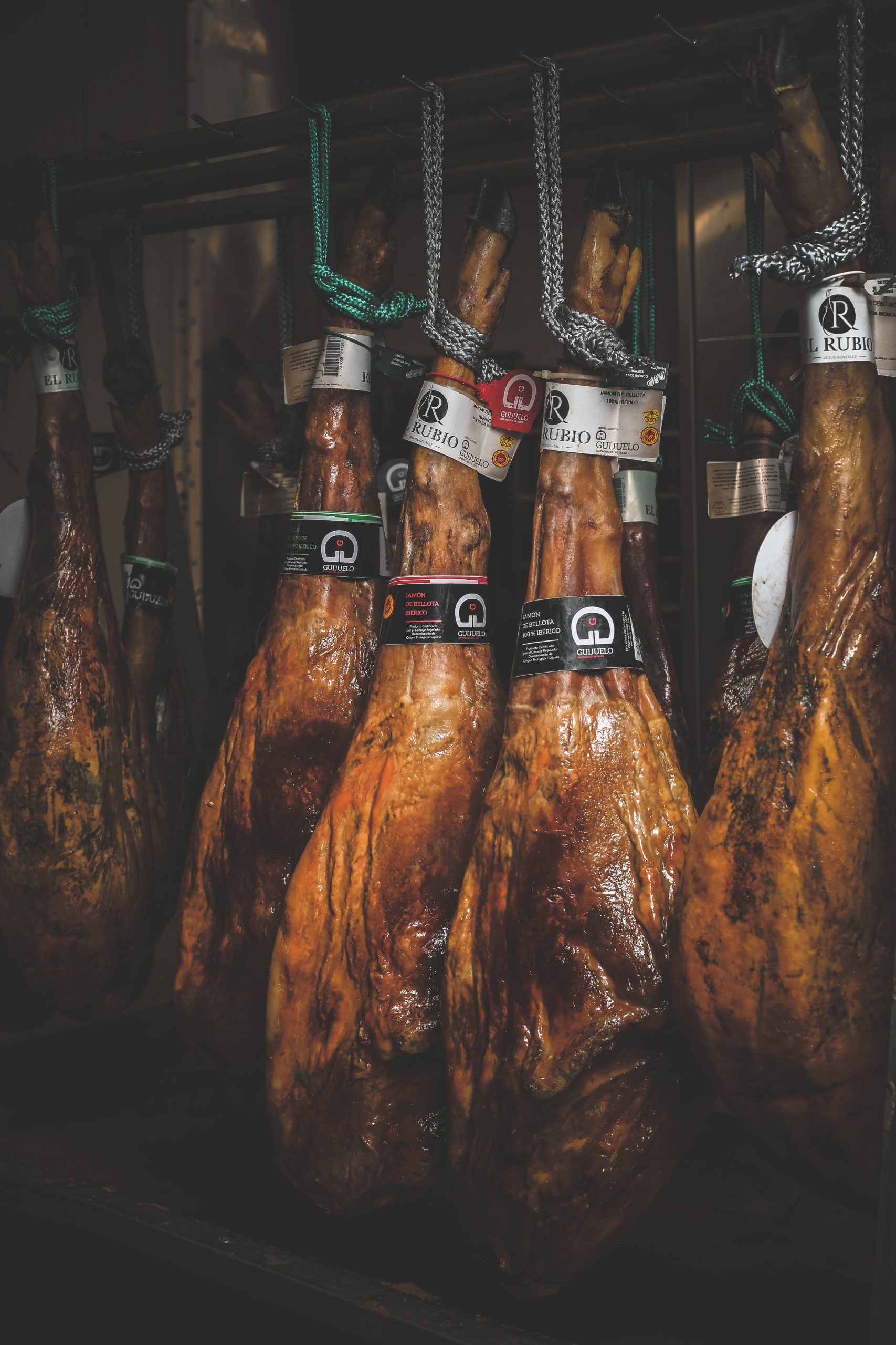 Jamon de Bellota y Curado colgando - Jamones y Embutidos el Rubio