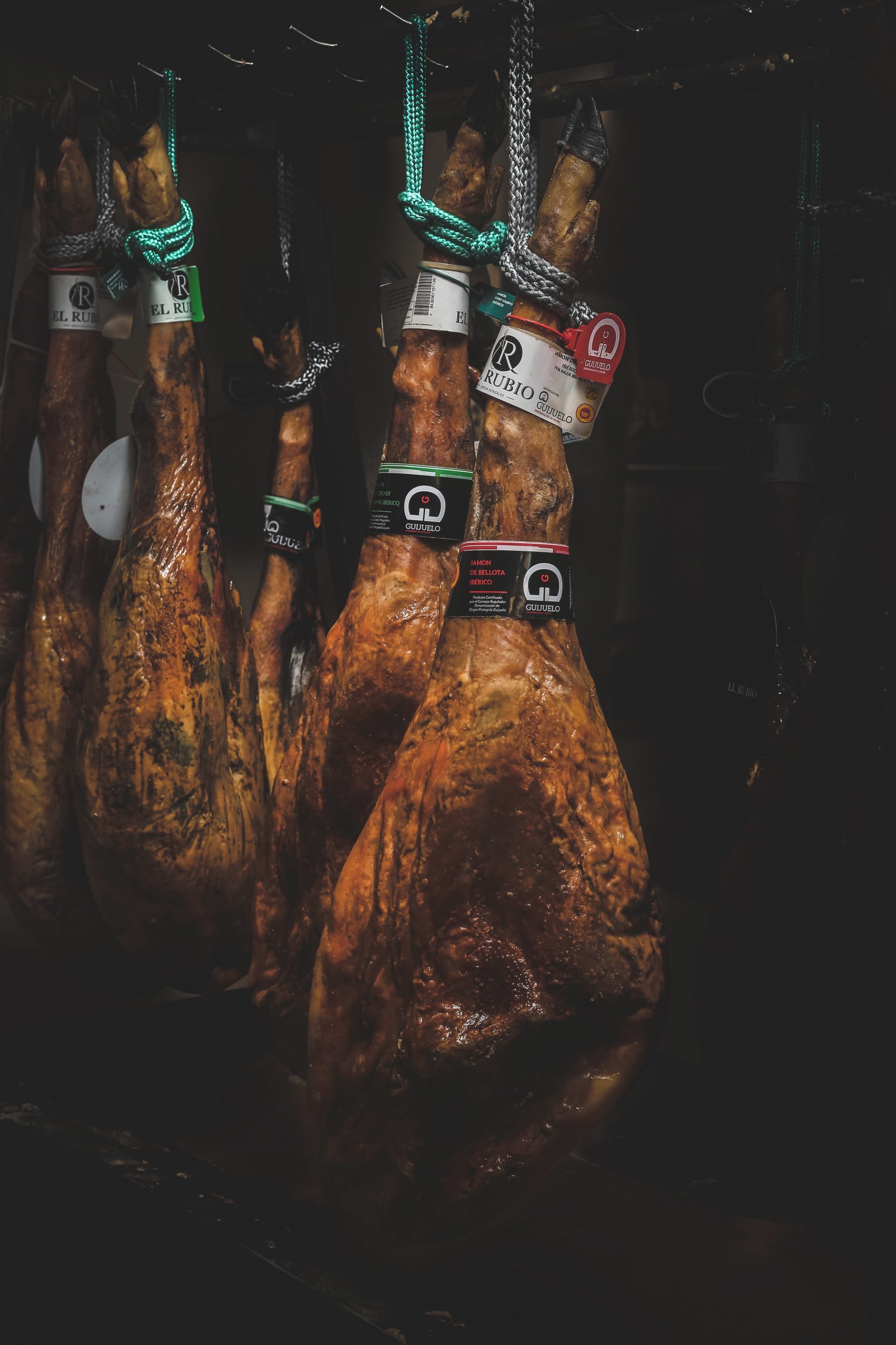 Jamon de Bellota y Curado colgando - Jamones y Embutidos el Rubio